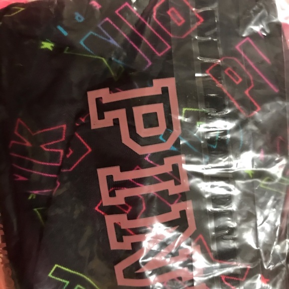 💕VS PINK RAINBOW LOGO REUSABLE MASK - Picture 8 of 14